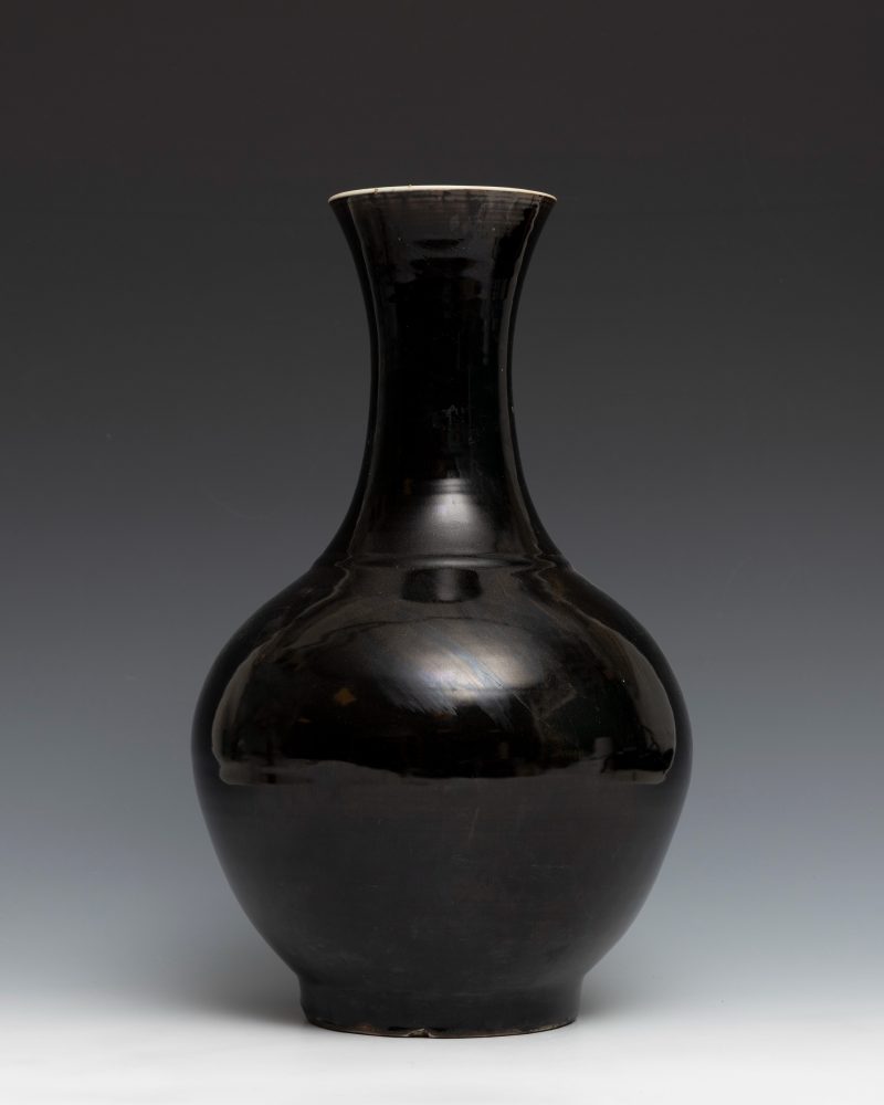 A large black-glazed vase - 图3