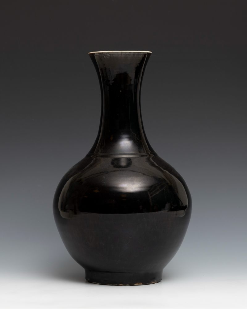 A large black-glazed vase - 图2