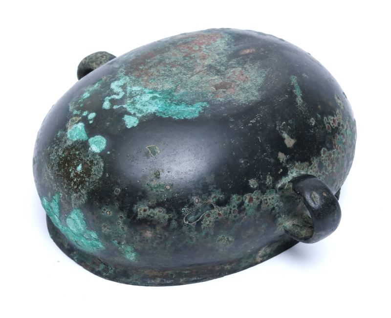 An archaic bronze oval cup with ring handles, He - 图3