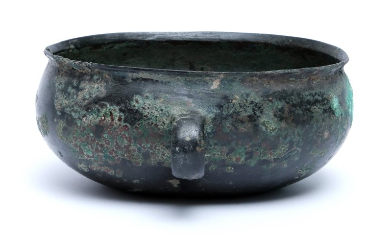 An archaic bronze oval cup with ring handles, He - 图5