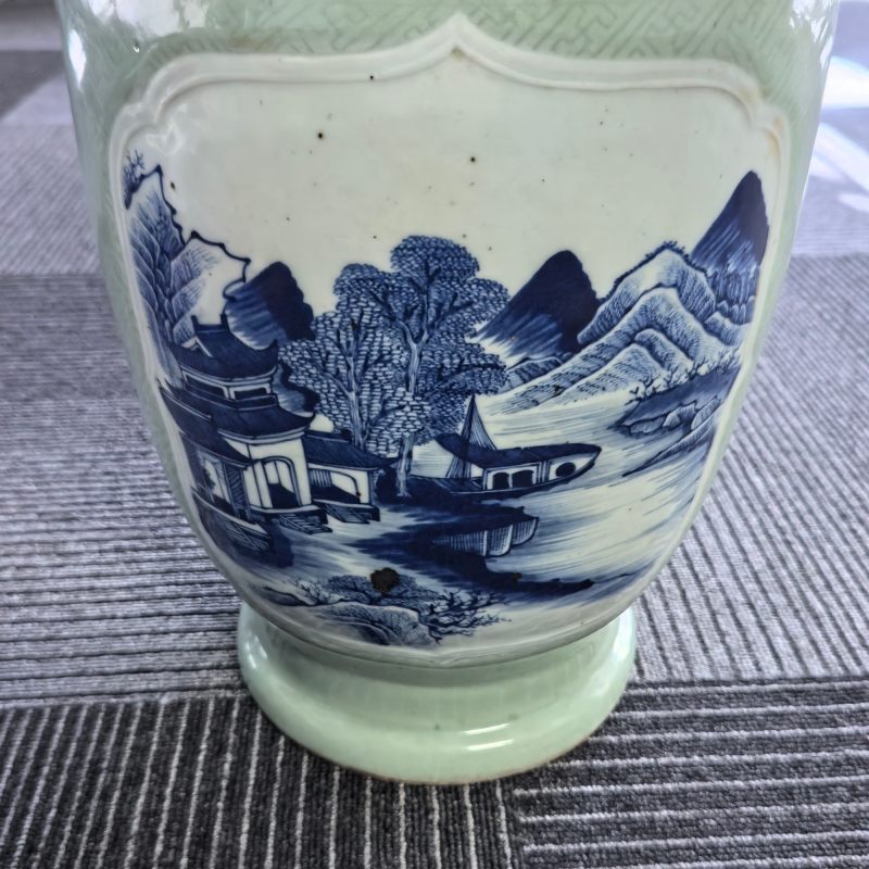 清中期 豆青釉开窗青花山水纹双耳盘口瓶 - 图8