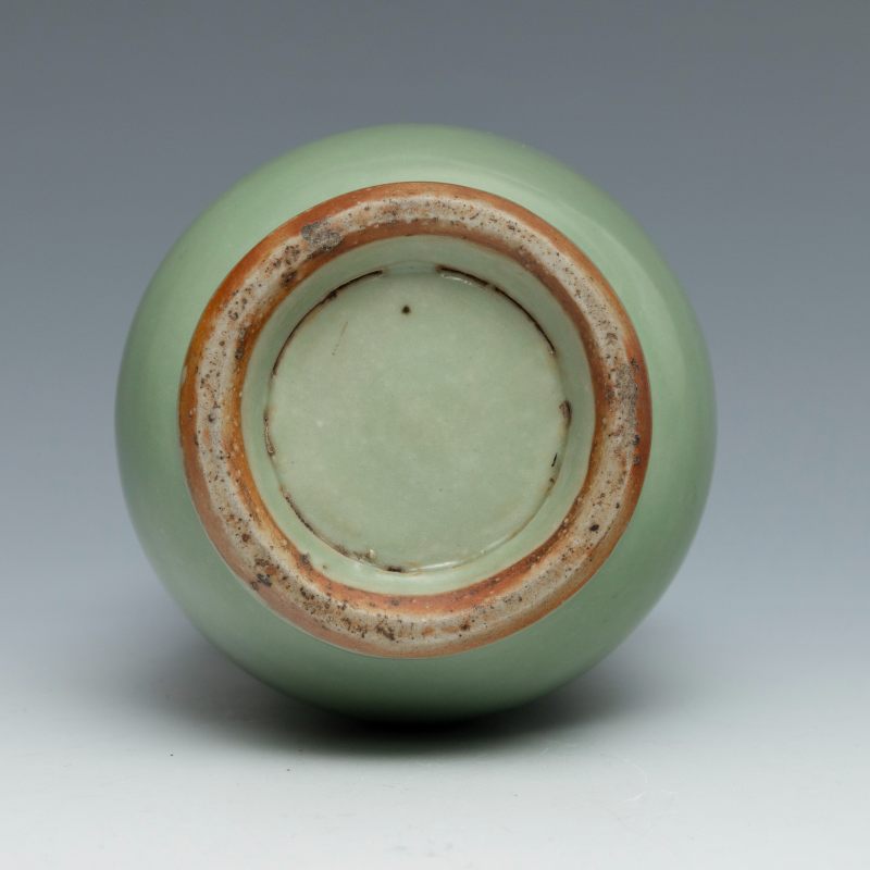 A Longquan celadon pear-shaped vase - 图7
