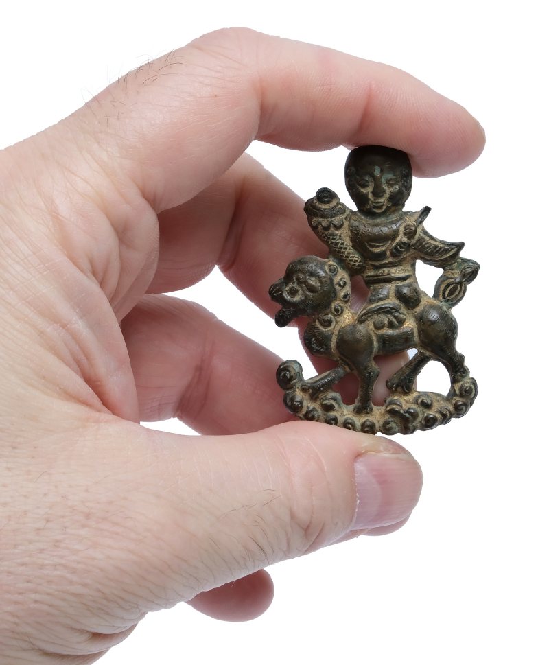 Four small bronze appliques of boys on animals - 图3