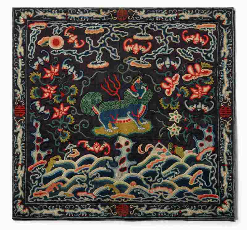 A pair of embroidered silk ‘lion’ rank badges - 图3