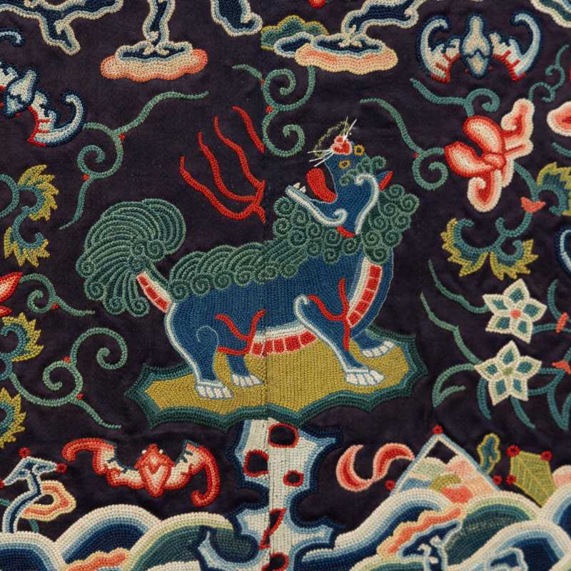 A pair of embroidered silk ‘lion’ rank badges - 图5
