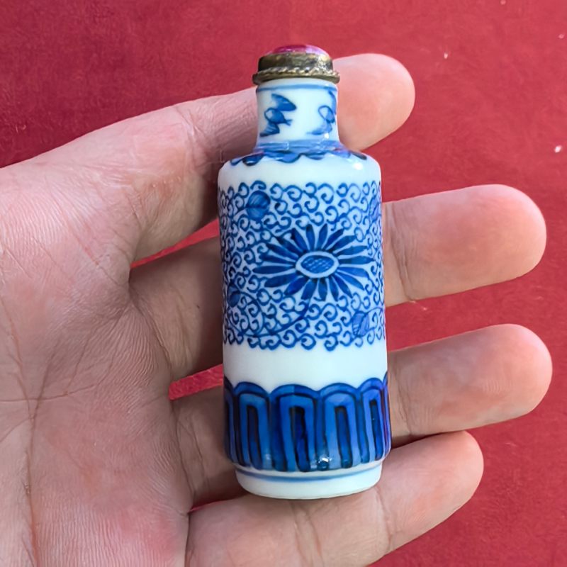 清晚期 青花缠枝花卉纹鼻烟壶 - 图6