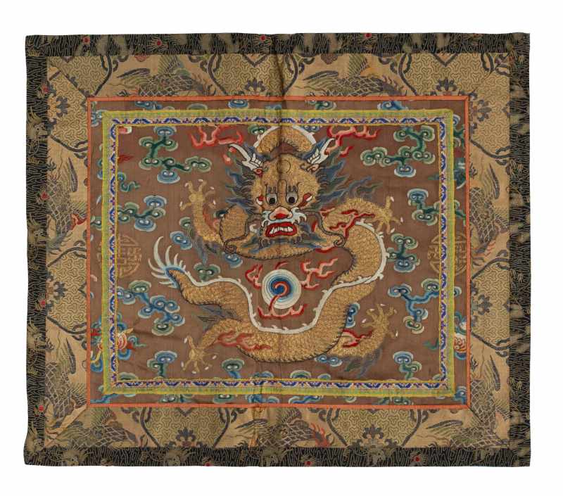Two silk panels with gold thread-embroidered five-clawed dragons - 图2
