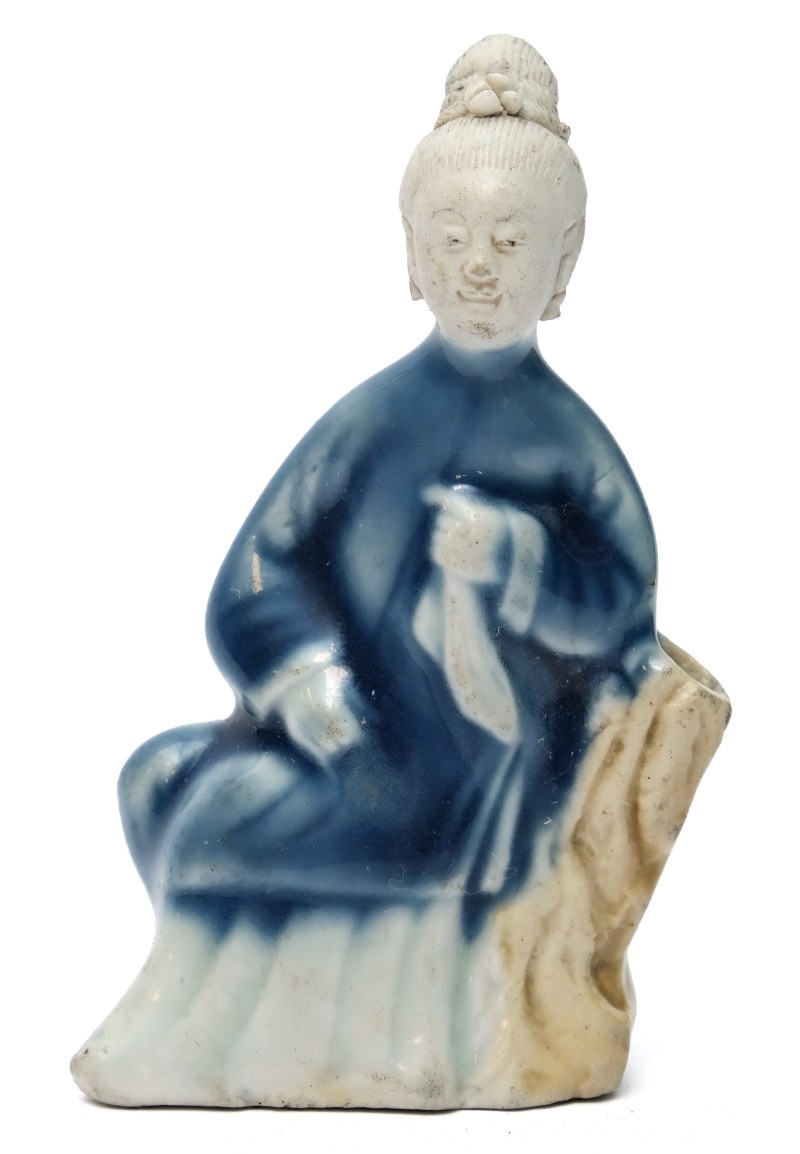 A biscuit and blue-glazed figure of a lady as a water dropper - 图1