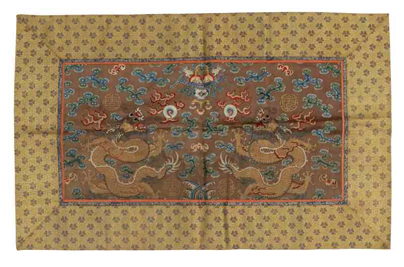 Two silk panels with gold thread-embroidered five-clawed dragons - 图3
