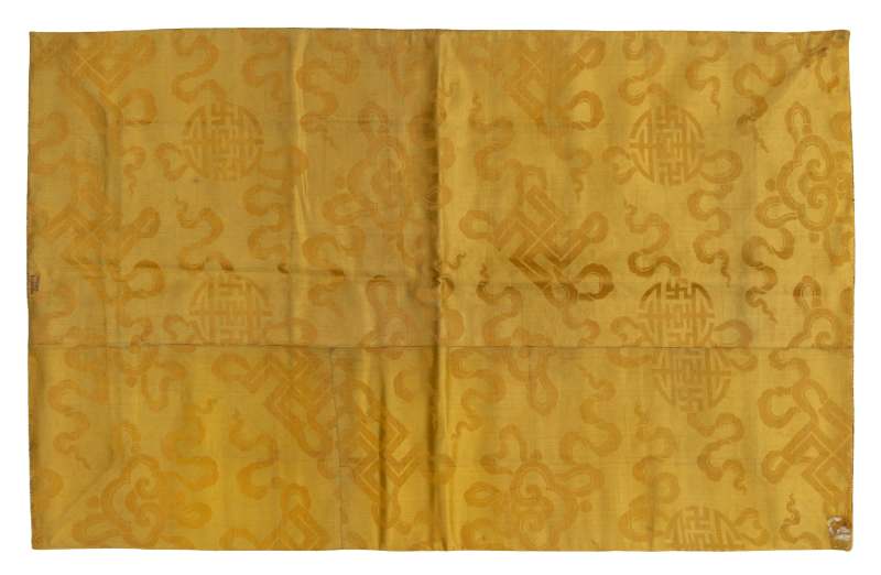 Two silk panels with gold thread-embroidered five-clawed dragons - 图5