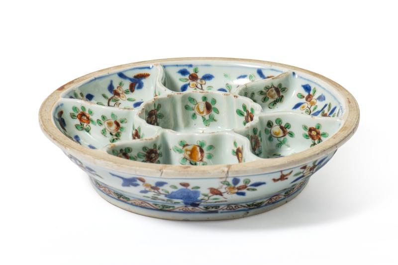 A wucai ‘flower and bird’ sweetmeat box, Wanli mark and of the period (1573-1620) - 图1