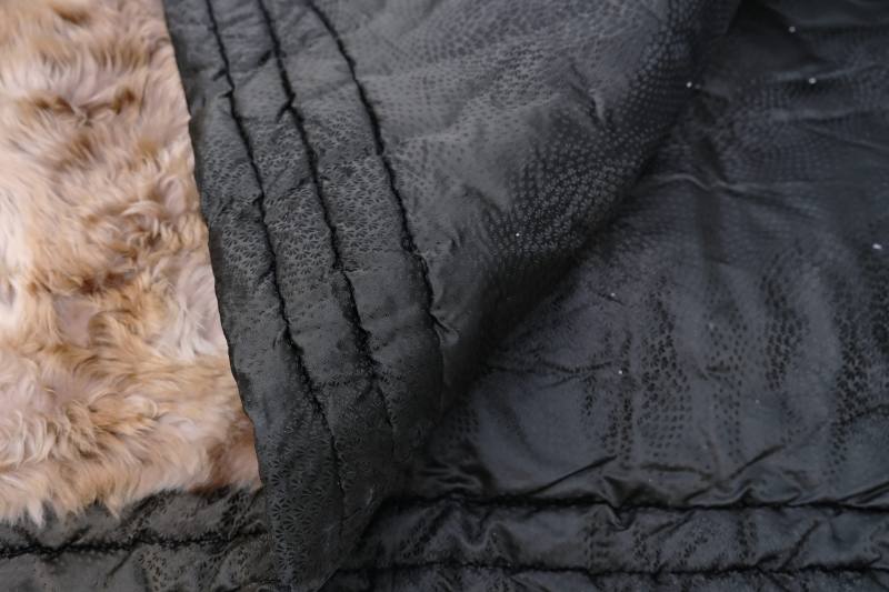 A fur blanket with silk-lined padding - 图2