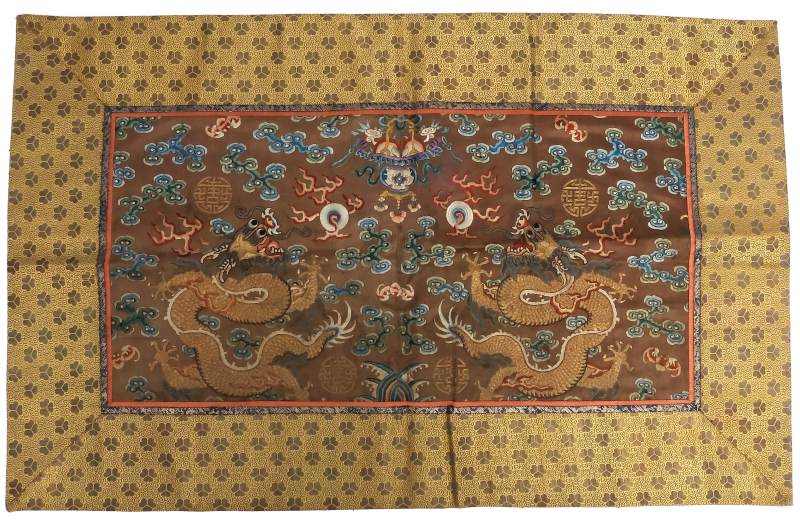 Two silk panels with gold thread-embroidered five-clawed dragons - 图6