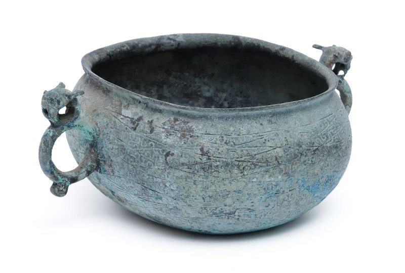 An archaic bronze oval cup with ring handles, He - 图3