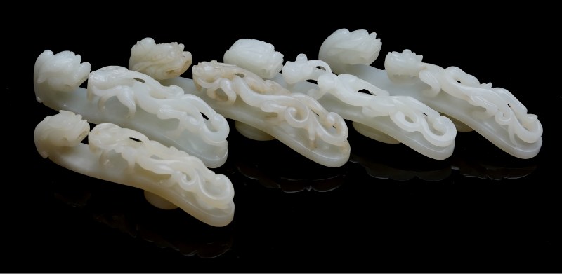 Five large pale celadon jade 'dragon' belt hooks - 图2
