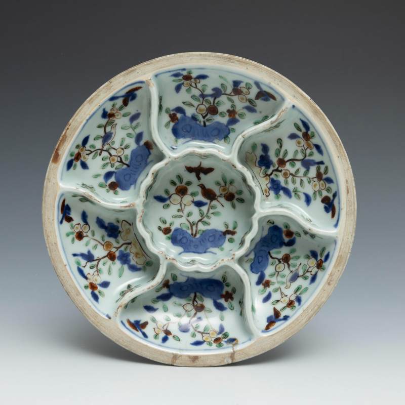 A wucai ‘flower and bird’ sweetmeat box, Wanli mark and of the period (1573-1620) - 图2