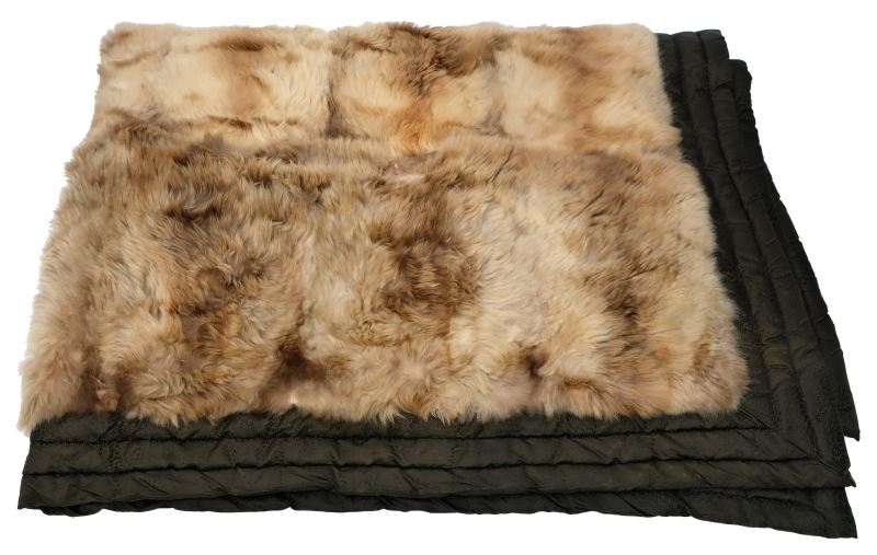 A fur blanket with silk-lined padding - 图3