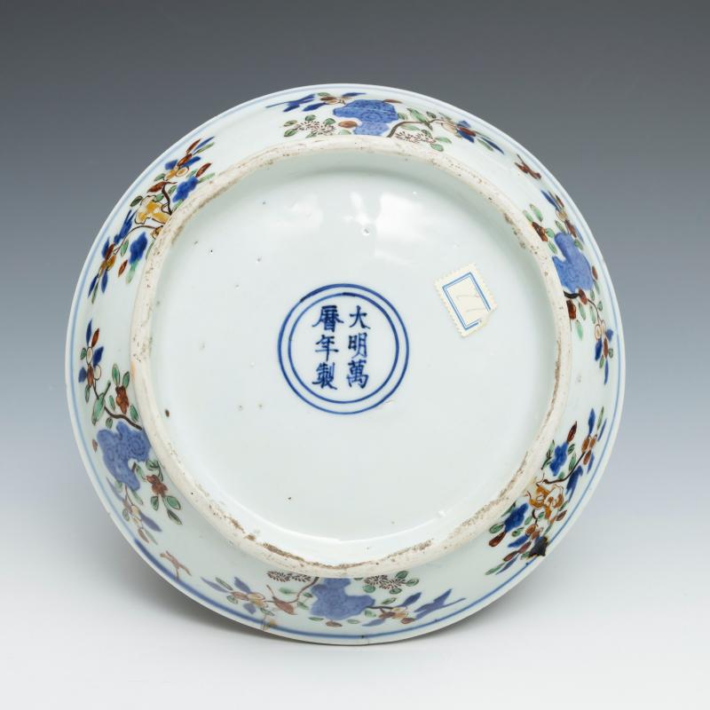 A wucai ‘flower and bird’ sweetmeat box, Wanli mark and of the period (1573-1620) - 图3