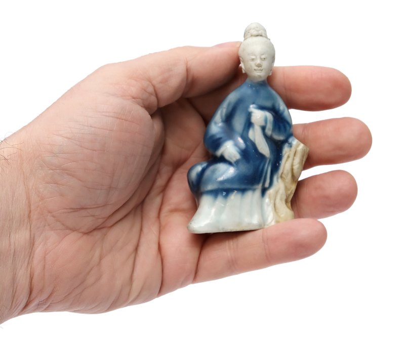 A biscuit and blue-glazed figure of a lady as a water dropper - 图6