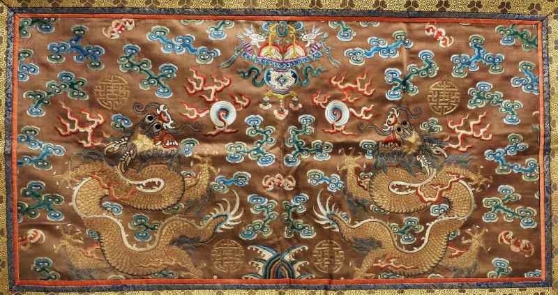 Two silk panels with gold thread-embroidered five-clawed dragons - 图7