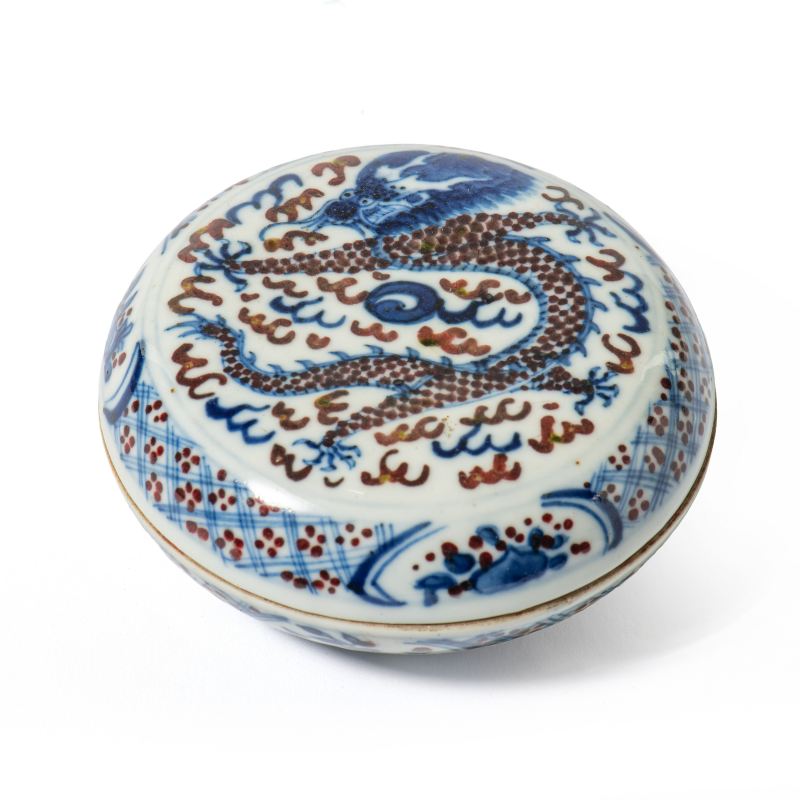 An underglaze blue and copper-red seal paste 'dragon' box and cover - 图1