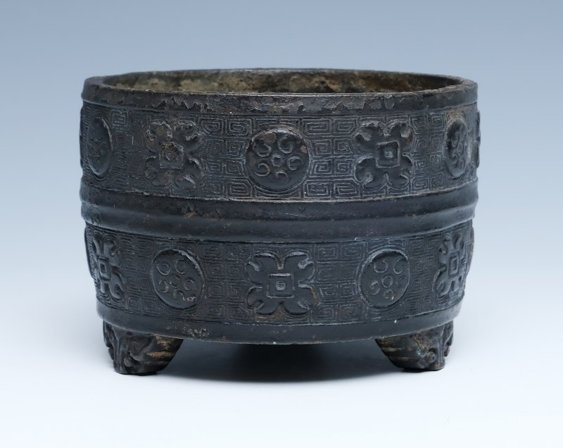 A bronze censer with relief ornamentation - 图2