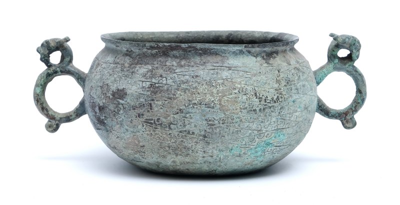 An archaic bronze oval cup with ring handles, He - 图5