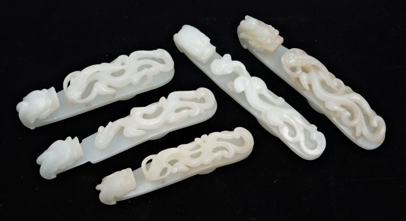 Five large pale celadon jade 'dragon' belt hooks - 图3