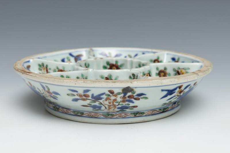 A wucai ‘flower and bird’ sweetmeat box, Wanli mark and of the period (1573-1620) - 图4