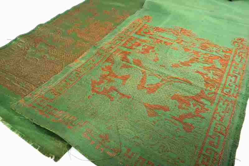 A collection of eight various silk textiles - 图4