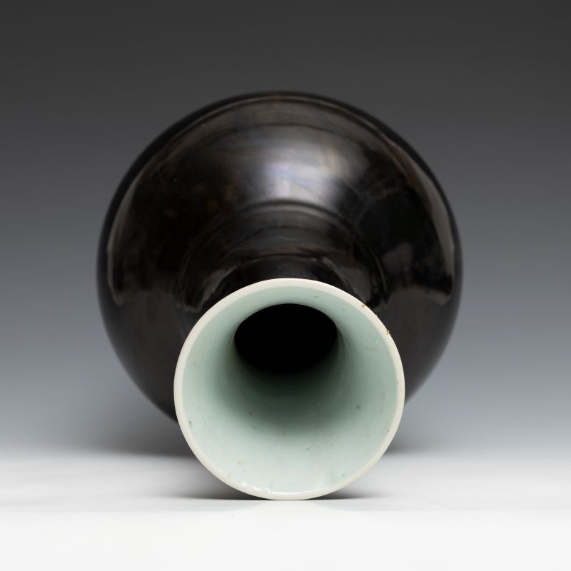 A large black-glazed vase - 图4