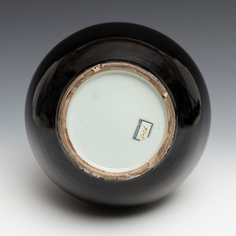 A large black-glazed vase - 图5