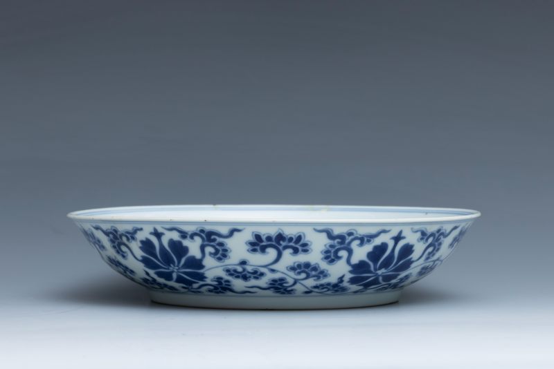 A blue and white 'lotus scroll' dish, Qianlong mark and of the period (1736-1795) - 图6