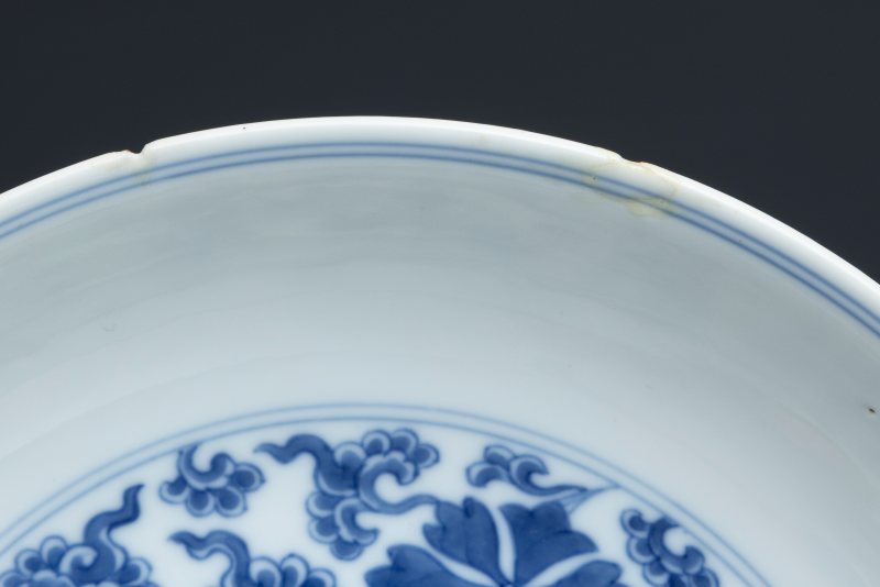 A blue and white 'lotus scroll' dish, Qianlong mark and of the period (1736-1795) - 图7