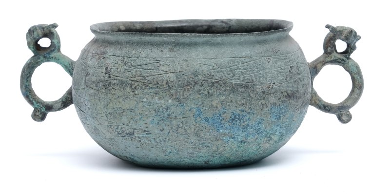 An archaic bronze oval cup with ring handles, He - 图7