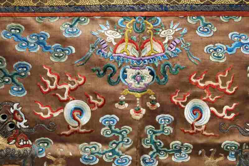 Two silk panels with gold thread-embroidered five-clawed dragons - 图9