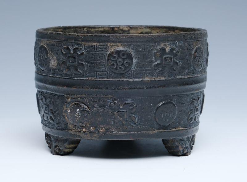 A bronze censer with relief ornamentation - 图3