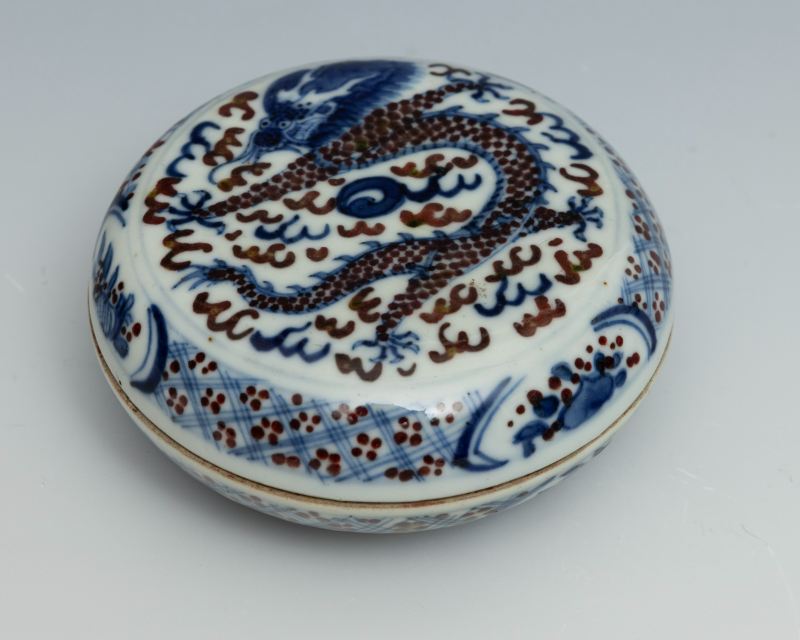 An underglaze blue and copper-red seal paste 'dragon' box and cover - 图2