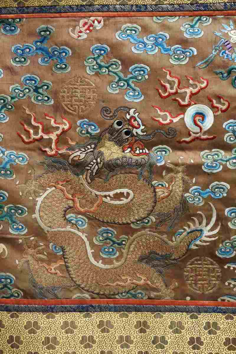 Two silk panels with gold thread-embroidered five-clawed dragons - 图8