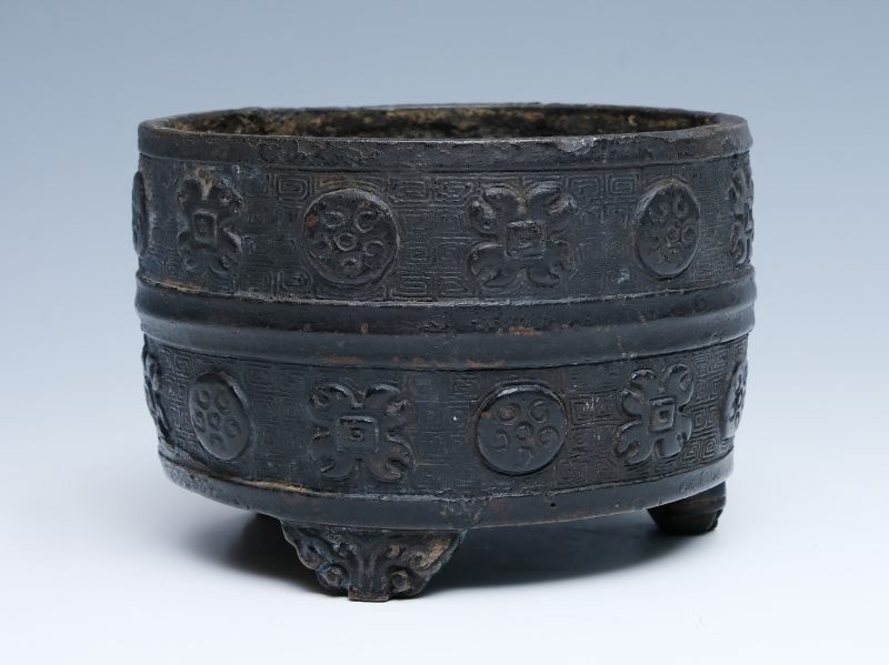 A bronze censer with relief ornamentation - 图4