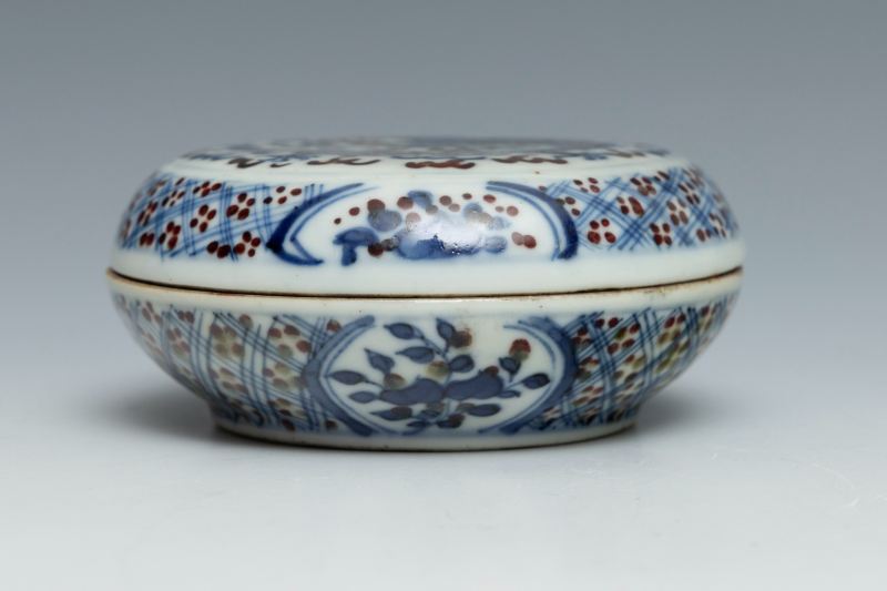 An underglaze blue and copper-red seal paste 'dragon' box and cover - 图3