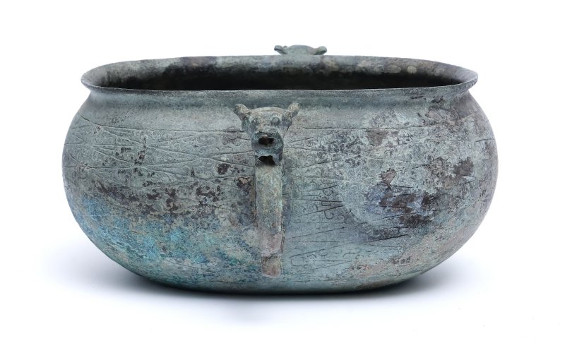 An archaic bronze oval cup with ring handles, He - 图6