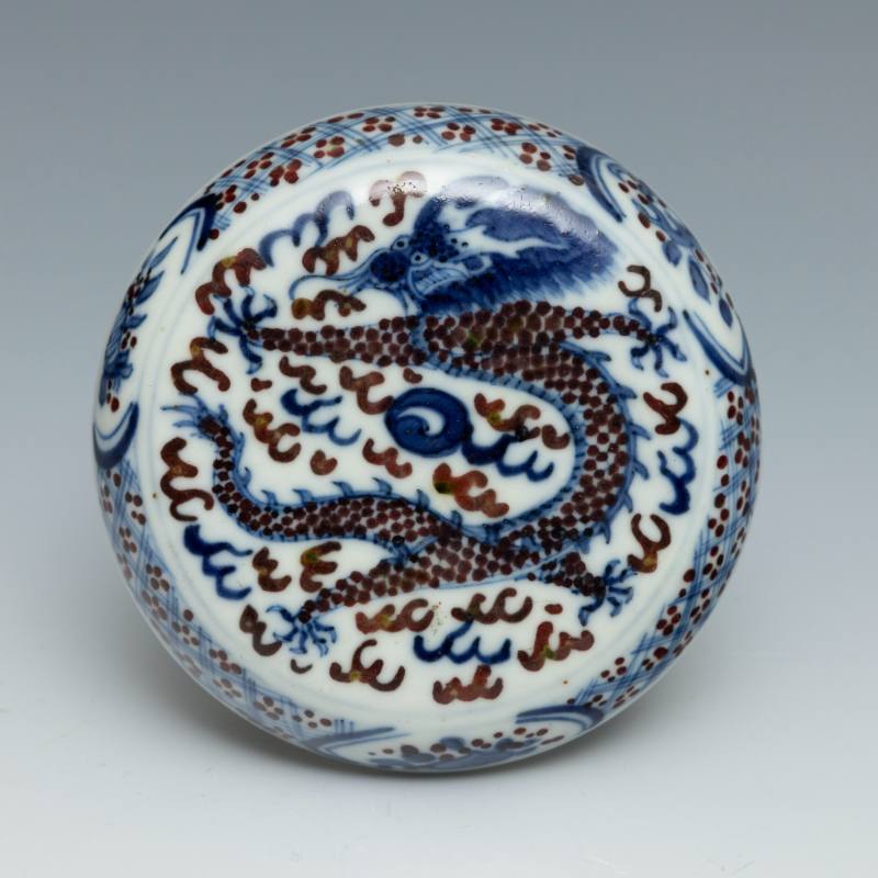 An underglaze blue and copper-red seal paste 'dragon' box and cover - 图4