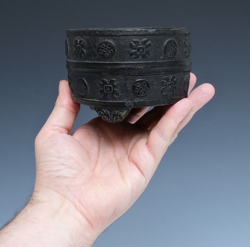 A bronze censer with relief ornamentation - 图5