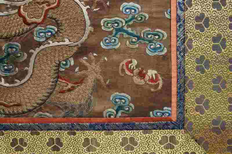Two silk panels with gold thread-embroidered five-clawed dragons - 图10