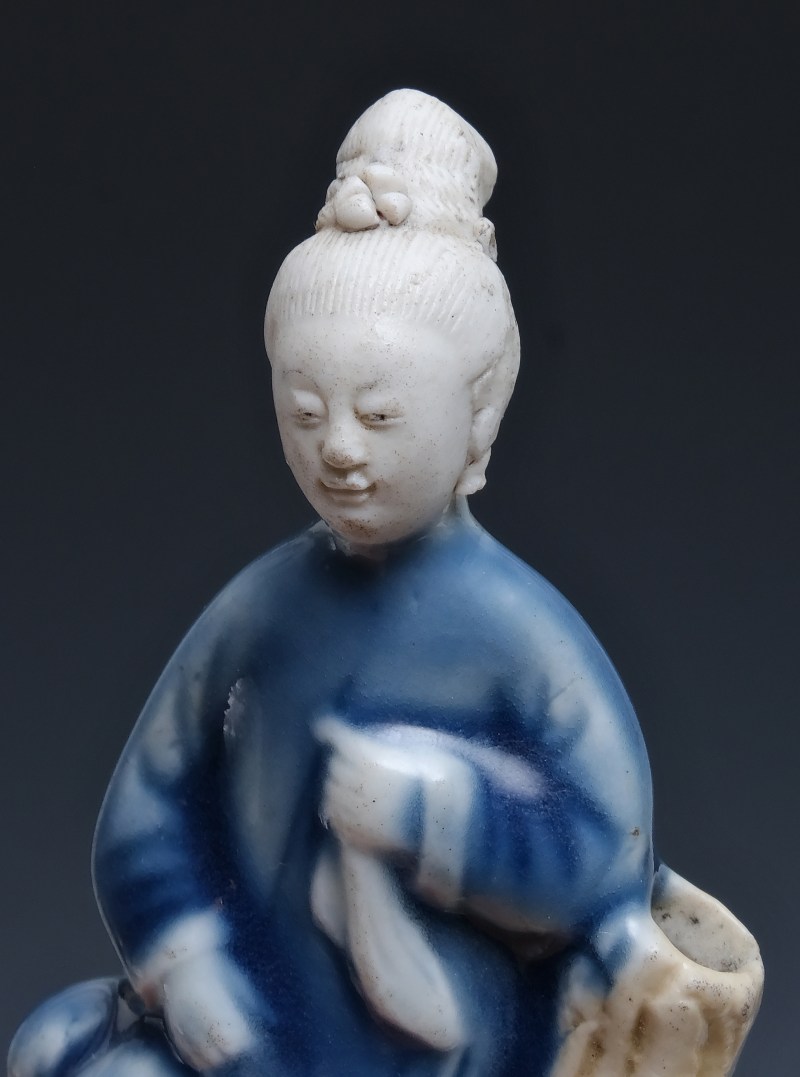 A biscuit and blue-glazed figure of a lady as a water dropper - 图8