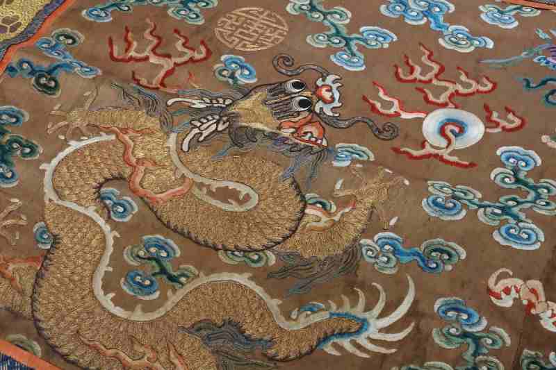 Two silk panels with gold thread-embroidered five-clawed dragons - 图11