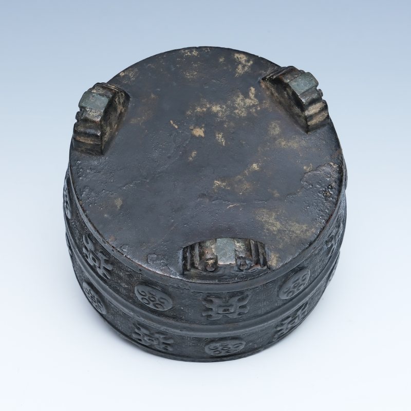 A bronze censer with relief ornamentation - 图6