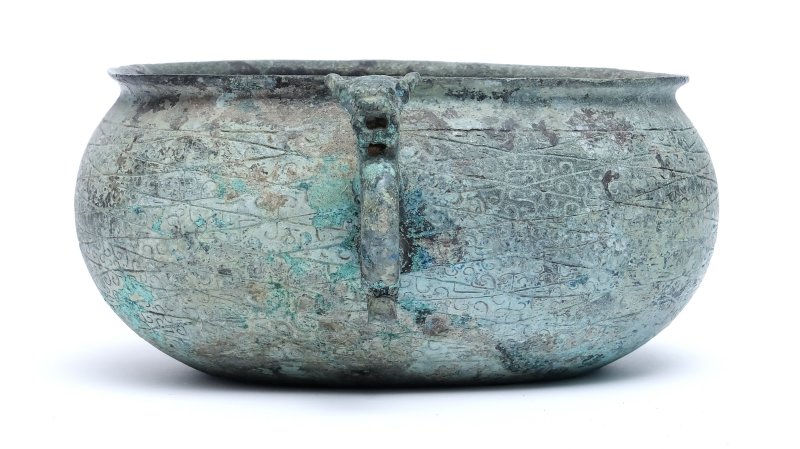 An archaic bronze oval cup with ring handles, He - 图8