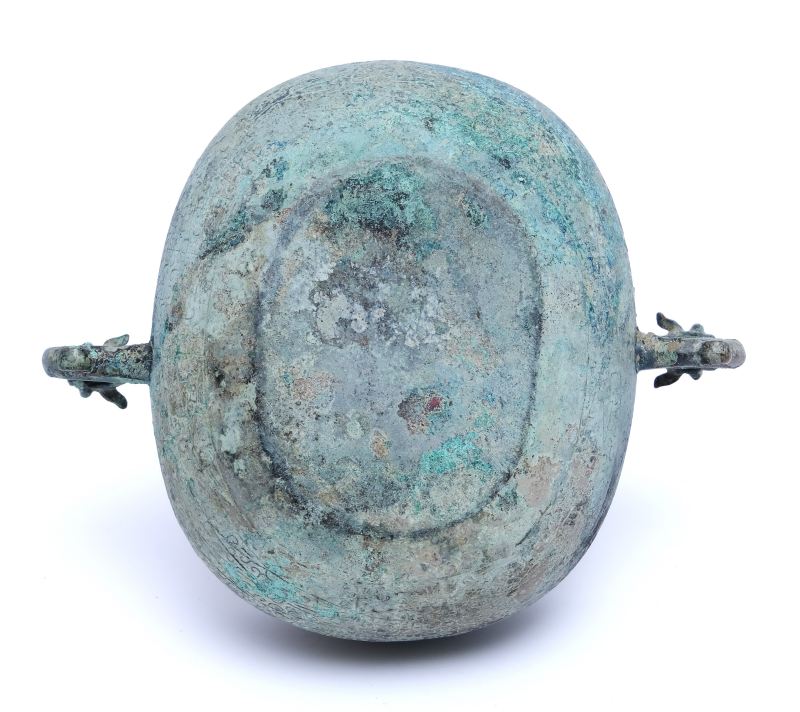 An archaic bronze oval cup with ring handles, He - 图9